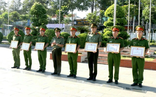 Bình Phước: Phanh phui đường dây sản xuất nước hoa giả trị giá hàng chục tỷ đồng 10 Khen thưởng các tập thể, cá nhân đã triệt phá vụ buôn bán nước hoa giả lớn nhất từ trước đến nay trên địa bàn tỉnh Bình Phước