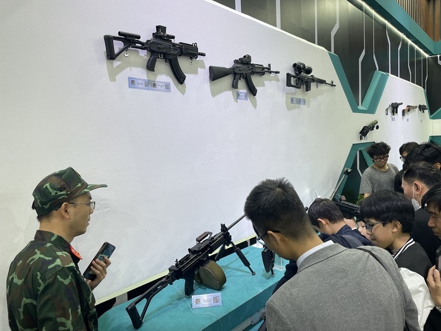Súng STV – Niềm Tự Hào Made in Vietnam Gây Ấn Tượng Mạnh Trong Lễ Diễu Binh Lịch Sử 2 Gian trưng bày súng bộ binh, trong đó có súng tiểu liên STV của Việt Nam tại Triển lãm Quốc phòng Quốc tế 2024. Ảnh: Minh Anh/Quân đội Nhân dân
