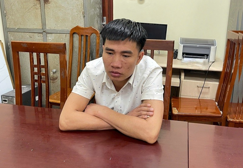 Lạng Sơn: Khởi tố hai đối tượng mua bán trẻ em dưới 16 tuổi làm nhân viên phục vụ quán karaoke 2 Trần Văn Khiêm tại cơ quan Công an.