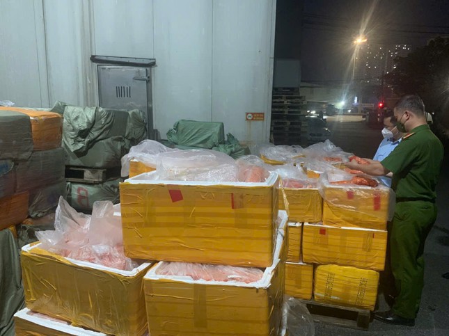 Hà Nội: Hơn 7 tấn trứng non, nầm heo nghi bẩn suýt bị tuồn ra thị trường 4 Gần 7 tấn thực phẩm không rõ nguồn gốc bị lực lượng chức năng thu giữ.