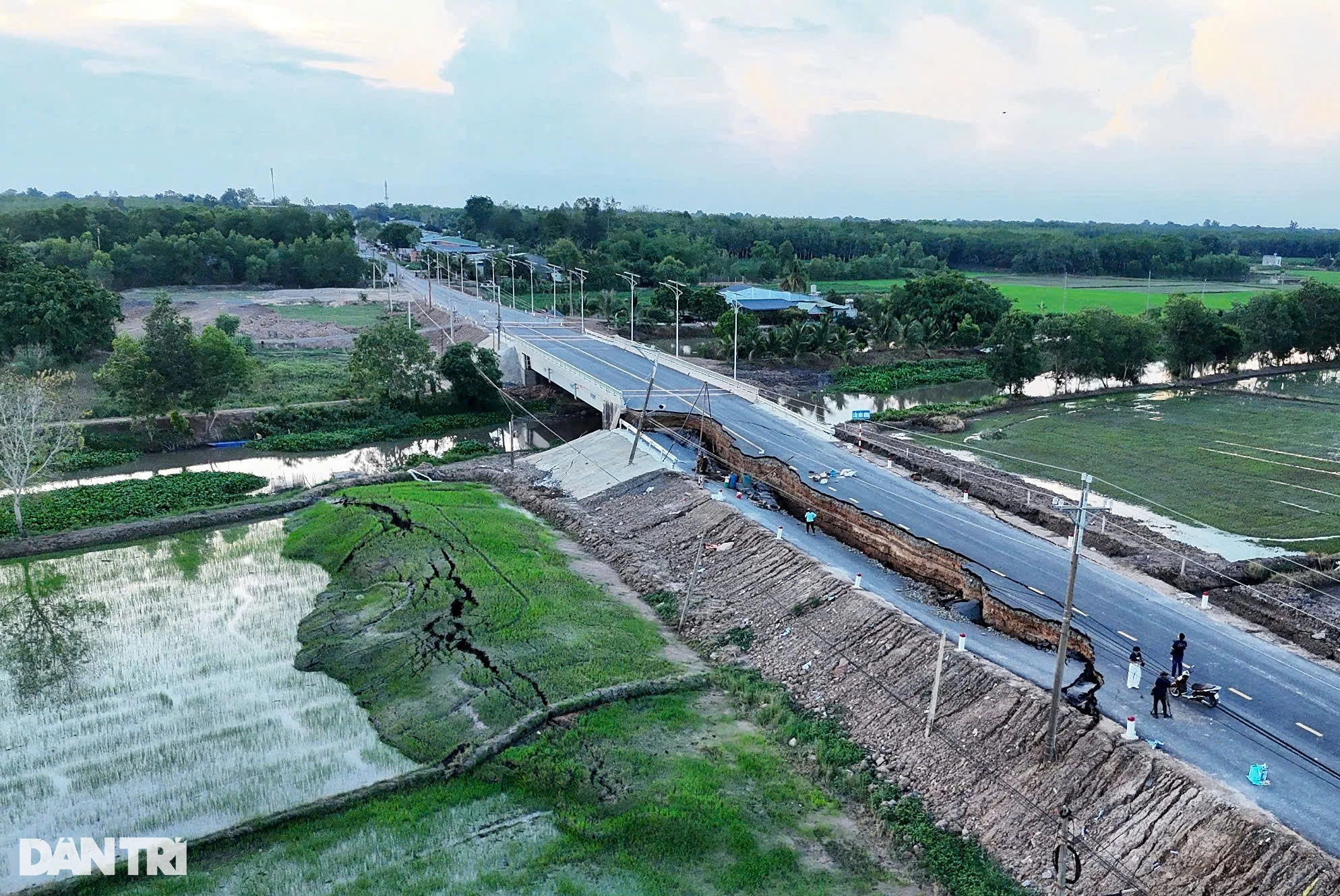 Vách taluy sạt trượt theo phương ngang khiến mặt ruộng bên cạnh đùn lên thành gò đất cao (Ảnh: ngọc Tân).