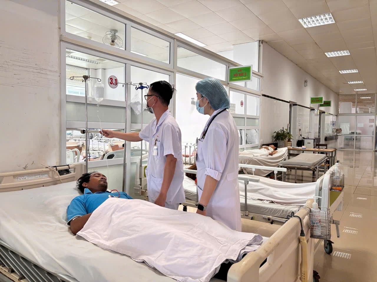 Benh vien Da khoa vung Tay Nguyen dang dieu tri tich cuc cho cac benh nhan bi ngo doc an nam 545665