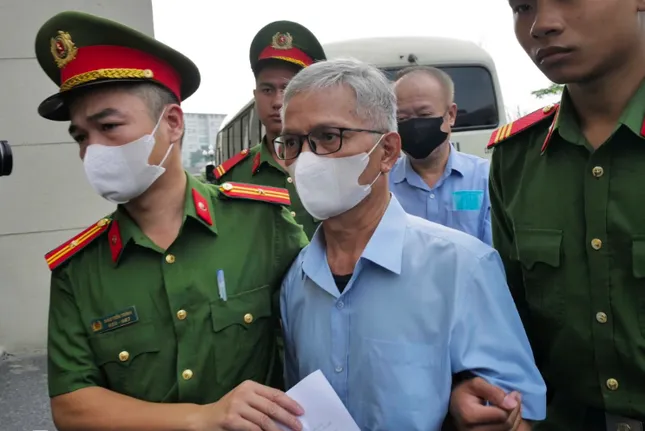Bị cáo Hoàng Thị Thúy Lan đề nghị được ngồi trong phiên tòa do sức khỏe yếu 3 Bị cáo Lê Viết Chữ, cựu Bí thư Tỉnh ủy Quảng Ngãi.