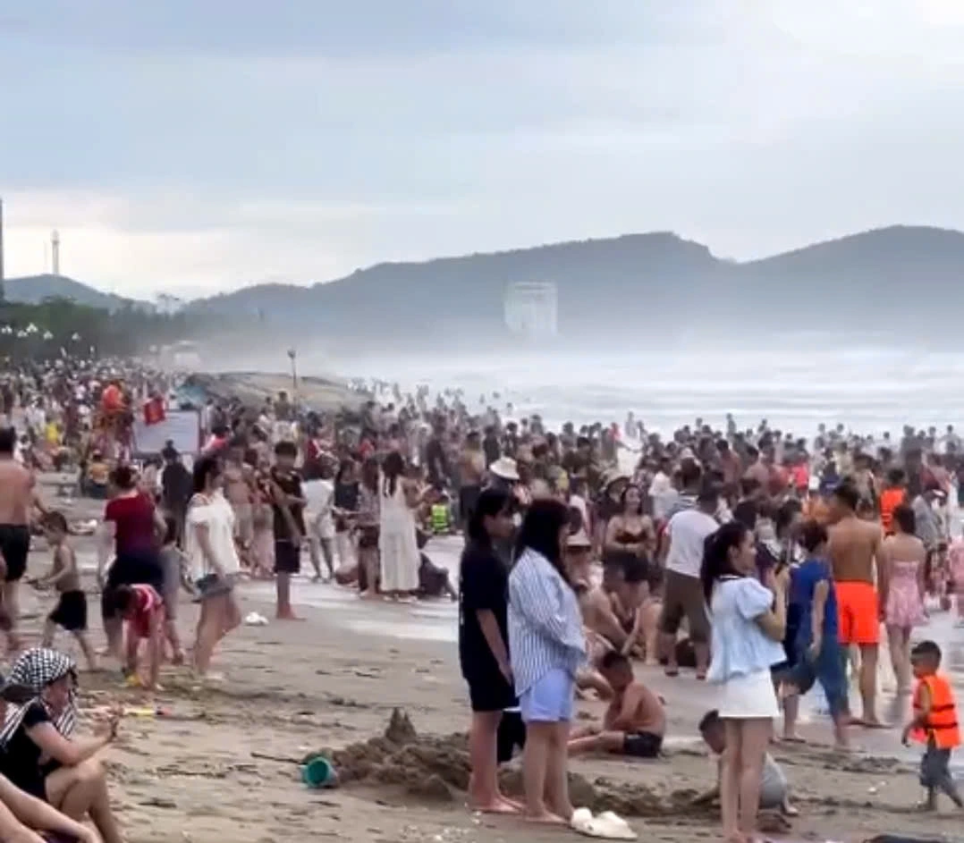 Hơn 20 người được cứu sống sau sự cố đuối nước tại biển Cửa Lò 1 Biến Cửa Lò sáng nay (14/6).