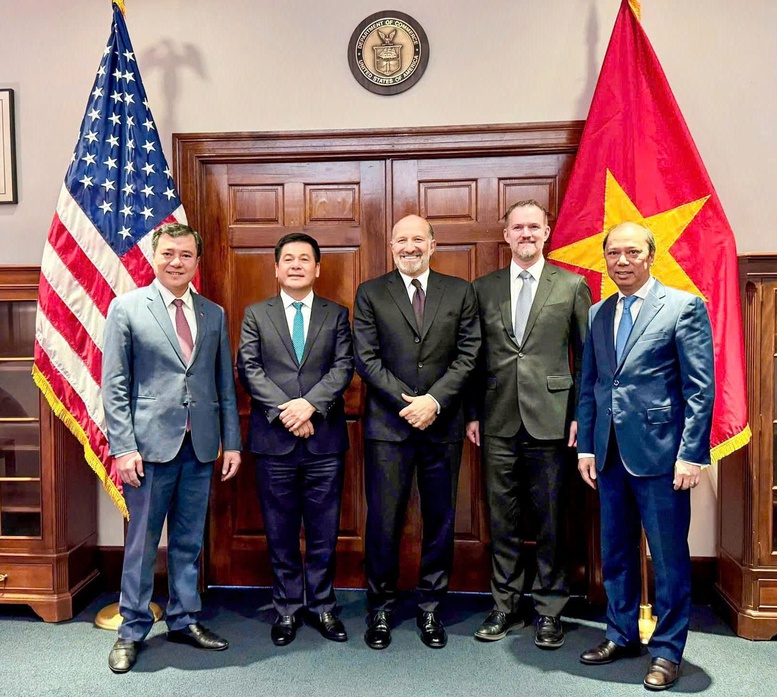 Bo truong Nguyen Hong Dien co phien dam phan cung luc voi Bo truong Bo Thuong mai Hoa Ky Howard Lutnick va Dai su Jamieson Greer Truong Dai dien Thuong mai Hoa Ky