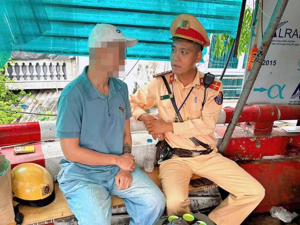 CSGT khuyên nhủ người đàn ông có ý định nhảy cầu tự tử 