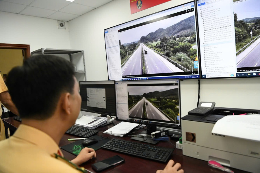 Cảnh sát tăng cường tuần tra, xử lý vi phạm trên cao tốc 2 CSGT kiểm tra qua dữ liệu để phát hiện, ghi nhận và xử lý đối với các trường hợp lái xe vi phạm.