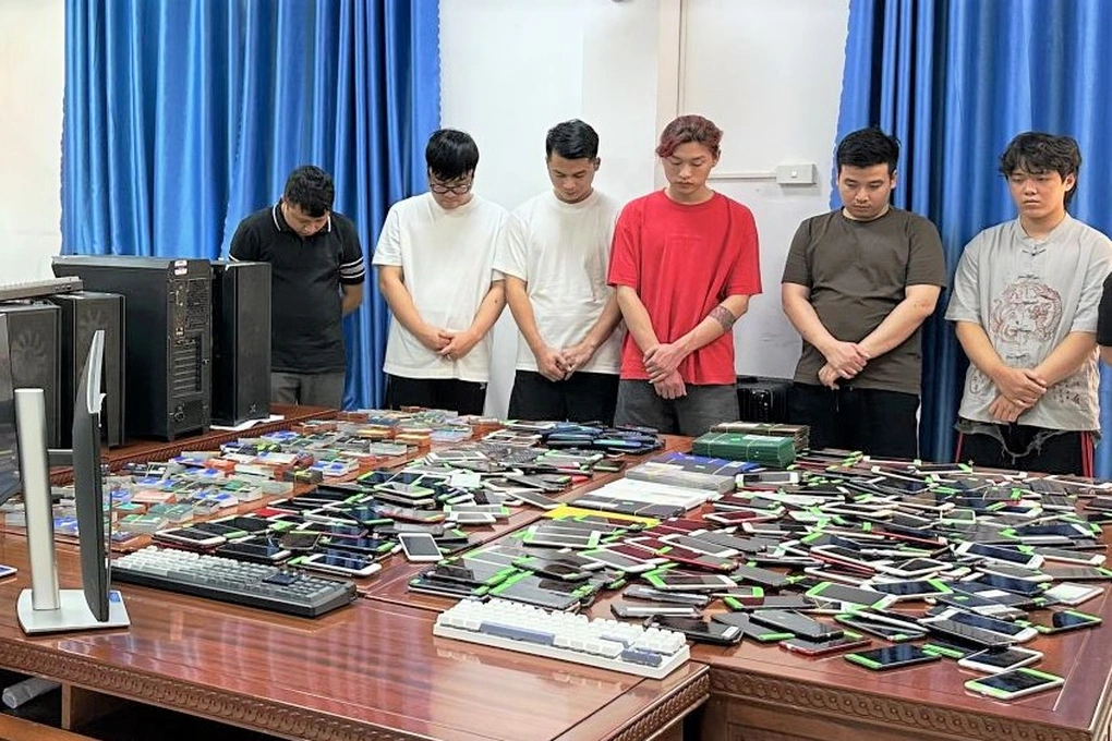 Ninh Bình triệt phá đường dây mua bán trái phép 3.000 tài khoản ngân hàng 1 Các đối tượng bị bắt cùng lượng lớn tang vật thu giữ được (Ảnh: Công an Ninh Bình).