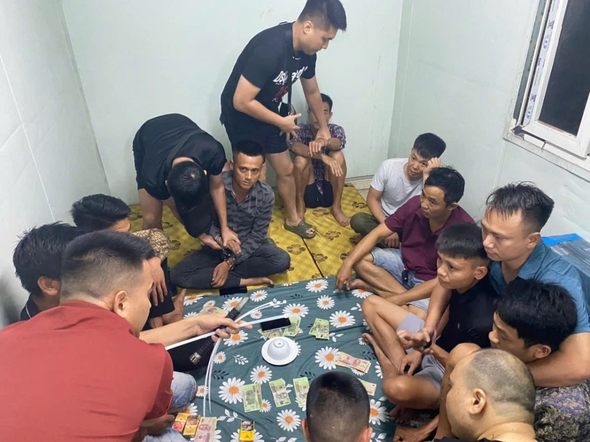 Cac doi tuong bi bat giu tai hien truong. 45466