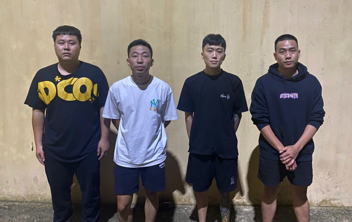 Triệt phá đường dây tín dụng đen qua mạng, lãi suất 'cắt cổ' lên tới 360%/năm 1 Các đối tượng bị bắt giữ, trong đó Đỗ Minh Tú (áo trắng) là kẻ chủ mưu cầm đầu