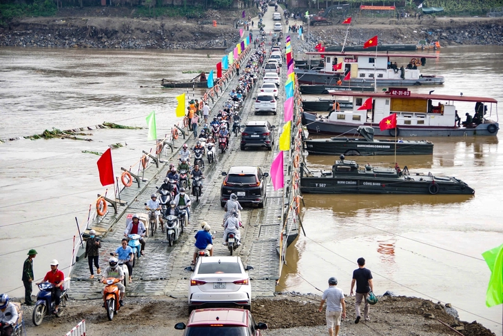 Cac phuong tien di chuyen qua cau phao Phong Chau