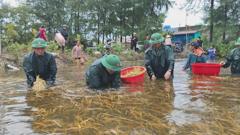 Can bo chien si bien phong va Canh sat bien giup dan xa Gio Hai gat lua ngap ung 435566