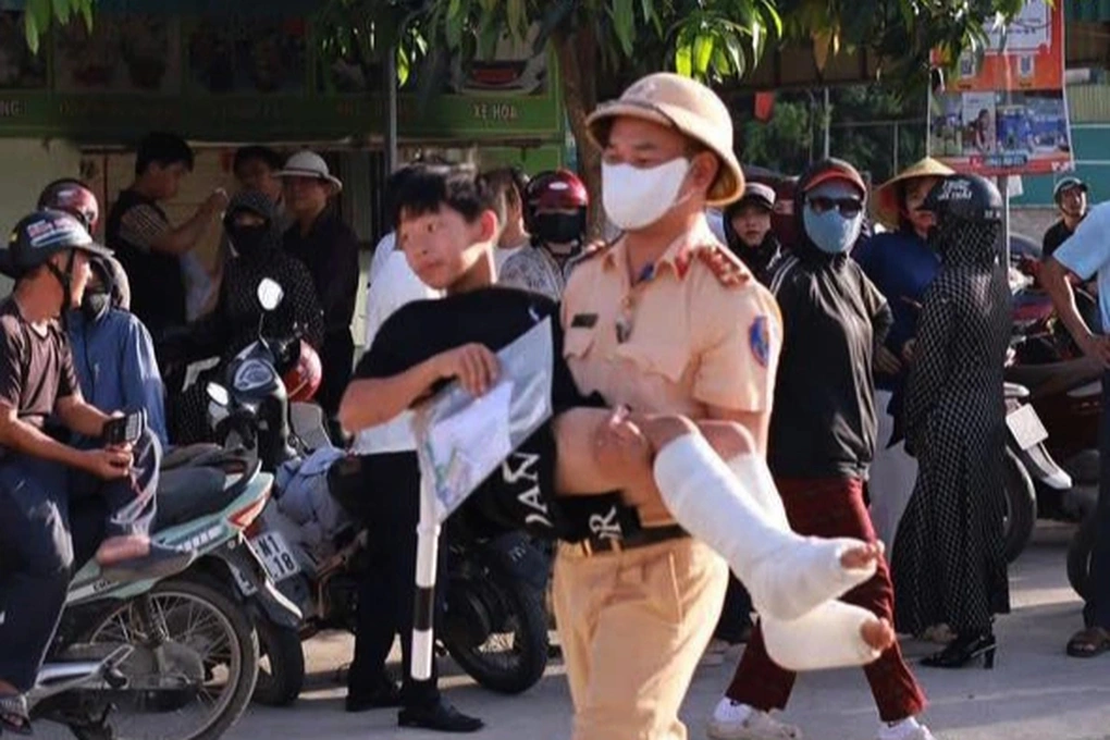 Canh sat giao thong be thi sinh gay 2 chan vao tan phong thi tai diem thi Truong THPT Pham Hong Thai Hung Nguyen Nghe An 345566