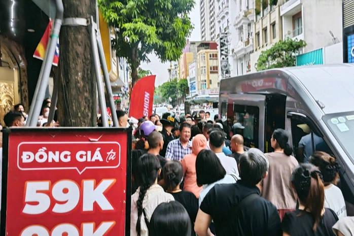 Trùm giang hồ Tuấn 'thần đèn' bị khởi tố: 'Giờ tôi mới hiểu thế nào là pháp luật' 2 Cảnh sát khám nhà Tuấn "thần đèn" ngày 26-5 trên phố Lê Hoàn