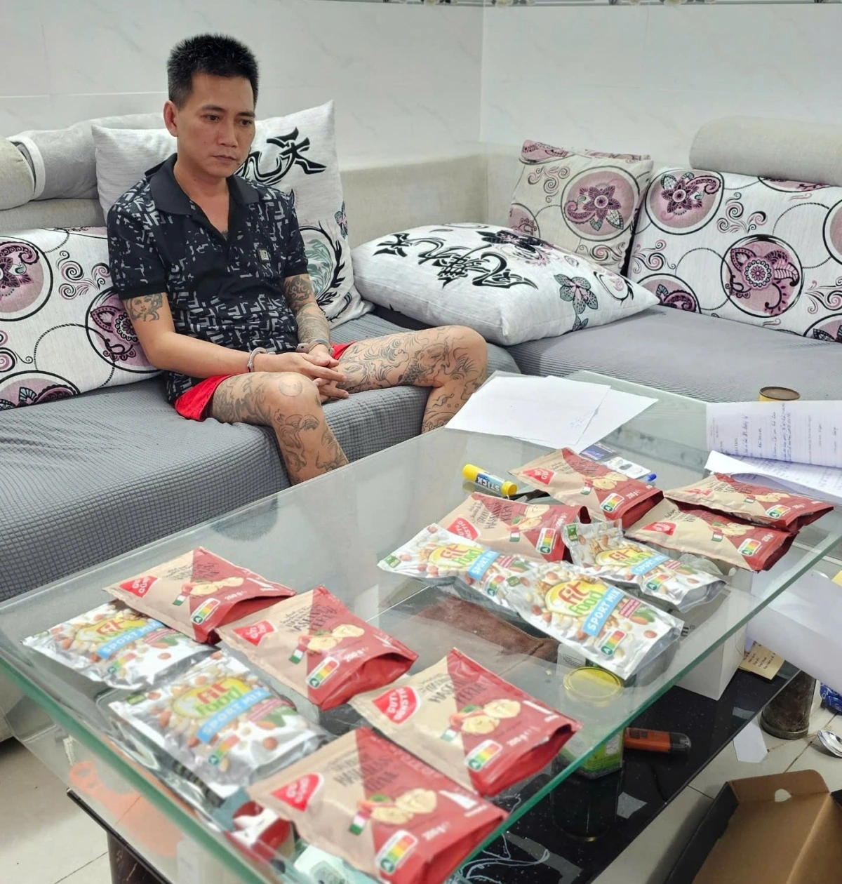 Đà Nẵng: Bắt giữ đối tượng nhận 5.000 viên thuốc lắc giấu trong lô hàng thực phẩm chức năng 2 Châu Vĩnh Phú cùng tang vật.