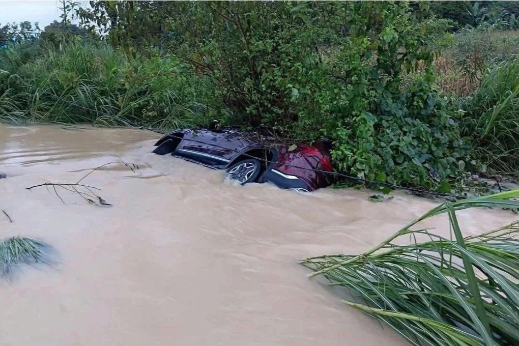 Chiec o to Hyundai Santa Fe bi nuoc lu cuon troi trong dem