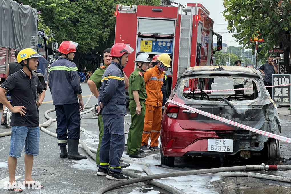 Đổ xăng dọa vợ, người chồng vô tình gây hỏa hoạn thiêu rụi nhiều tài sản 2 Chiếc ô tô của một người khách tới làm đẹp bị vạ lây