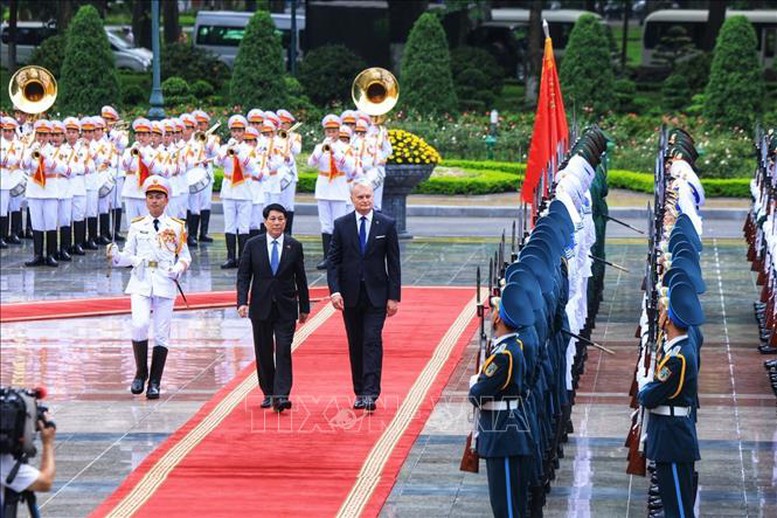 Chủ tịch nước Lương Cường chủ trì lễ đón Tổng thống Lithuania thăm chính thức Việt Nam 4 Chủ tịch nước Lương Cường và Tổng thống Gitanas Nauseda duyệt Đội Danh dự Quân đội nhân dân Việt Nam - Ảnh: TTXVN