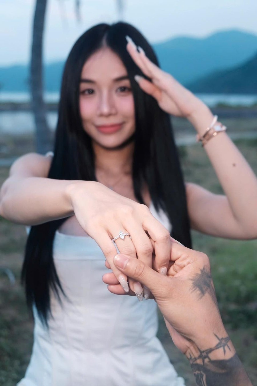 Đạt G và Cindy Lư chuẩn bị tổ chức đám cưới vào tháng 7 2 Cindy Lư được Đạt G cầu hôn.