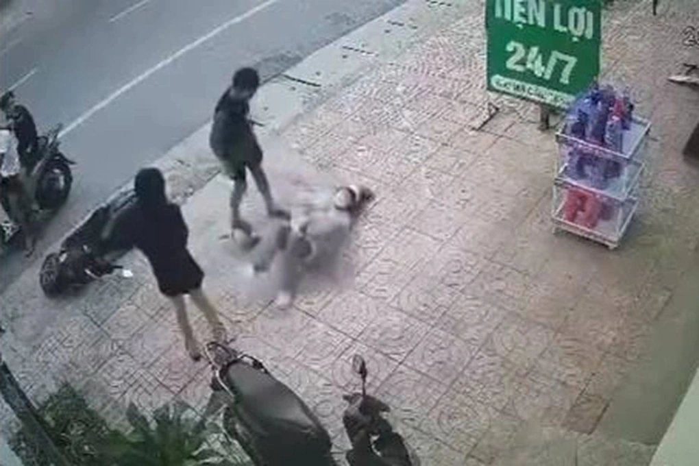 Co gai bi quat nga ra duong 45566