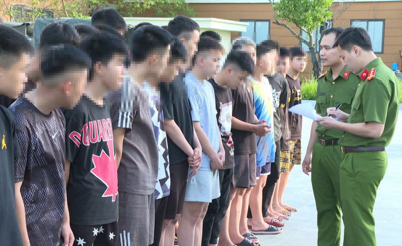 Tạm giữ hình sự 38 thanh thiếu niên lập nhóm gây rối, 'cà khịa' người đi đường để quay TikTok 2 Cơ quan Công an đã tạm giữ hình sự 38 đối tượng để điều tra, làm rõ hành vi vi phạm pháp luật.