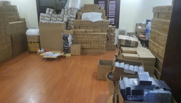 Phát hiện nhiều sản phẩm, thiết bị điện tử là hàng giả, mạo danh các thương hiệu nổi tiếng 4 Cơ quan chức năng đã thu giữ nhiều tang vật mà các đối tượng phục vụ cho mục đích phạm tội