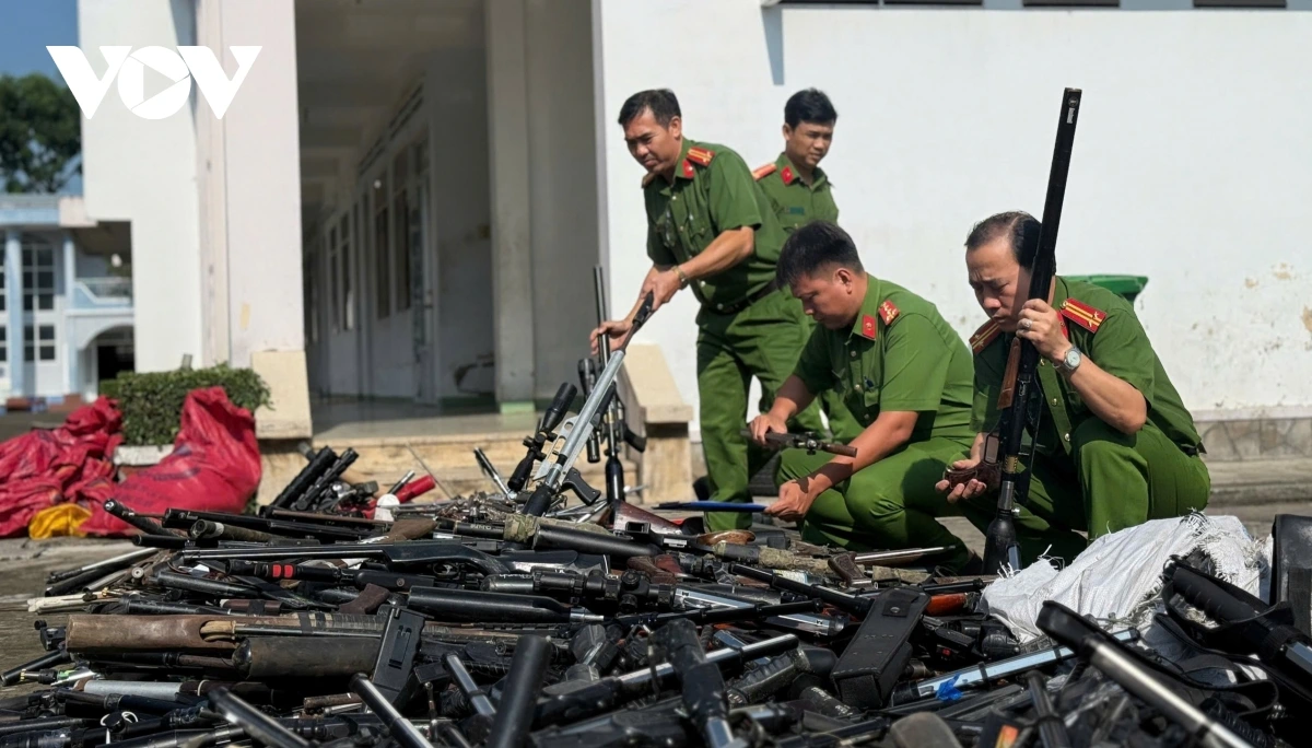 Công an tỉnh Long An kiểm đếm tang vật được thu giữ. 