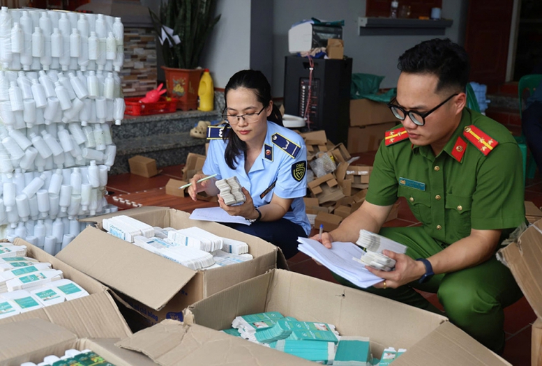 Cong an va Quan ly thi truong tinh Bac Giang thu giu 13 loai my pham gia khac nhau. 435656