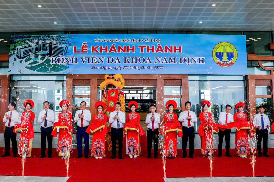 Dai dien lanh dao tinh Nam Dinh du cat bang khanh thanh Benh vien Da khoa 700 giuong benh. 4556