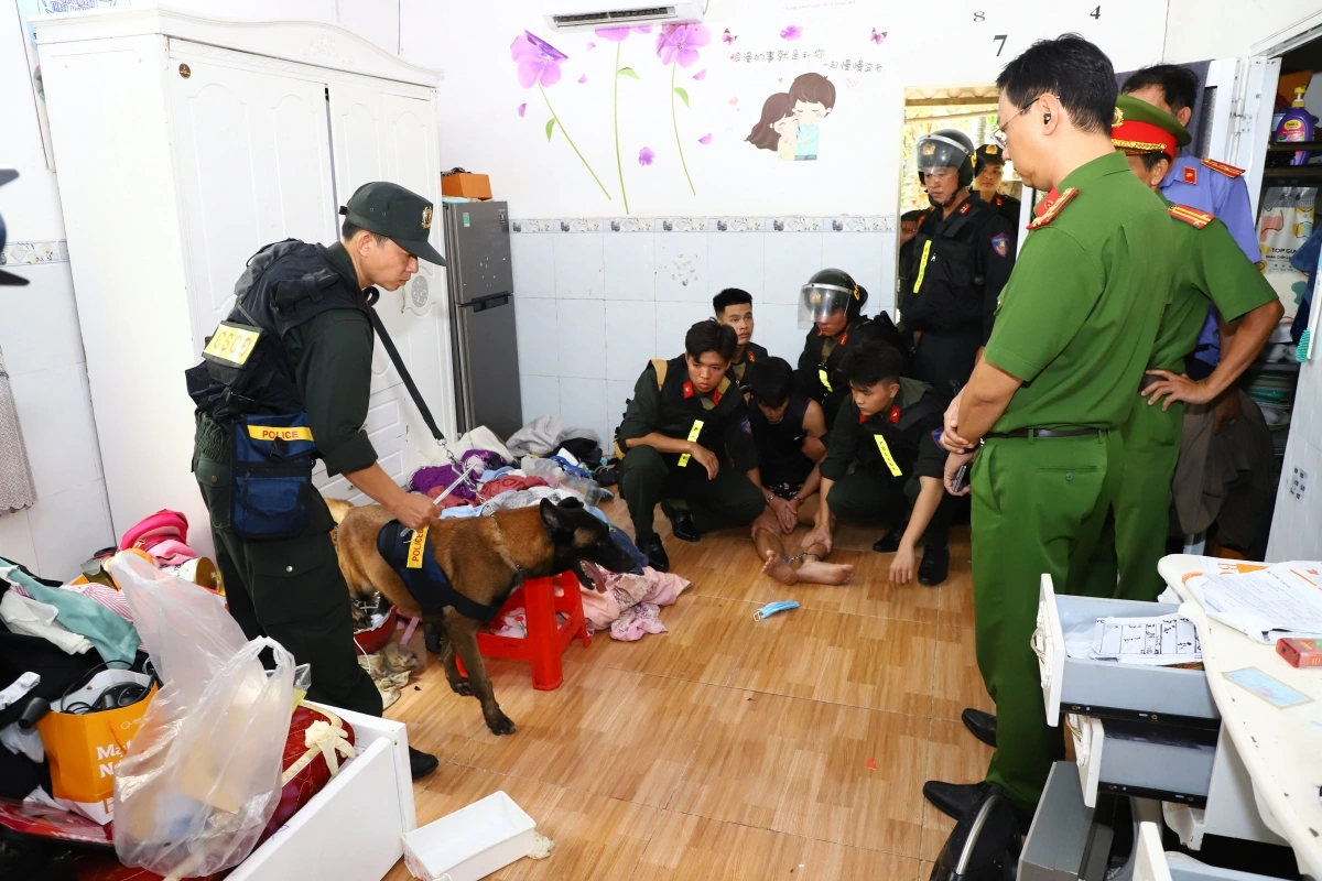 Dai ta Bui Duc An Pho Giam doc Cong an tinh dung ben phai truc tiep chi dao cac luc luong tai hien truong 345