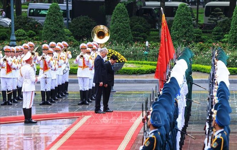 Chủ tịch nước Lương Cường chủ trì lễ đón Tổng thống Lithuania thăm chính thức Việt Nam 3 Đây là chuyến thăm cấp cao đầu tiên của nguyên thủ quốc gia Lithuania tới Việt Nam trong nhiều năm qua, là sự kiện đối ngoại có ý nghĩa hết sức quan trọng, thể hiện sự coi trọng của hai nước đối với quan hệ hữu nghị truyền thống và hợp tác nhiều mặt, đồng thời mở ra chương mới cho quan hệ song phương - Ảnh: TTXVN
