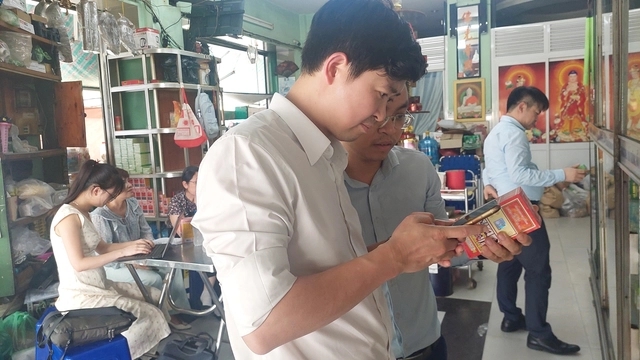 Doan cong tac Cuc Quan ly Y Duoc co truyen kiem tra dot xuat co so buon ban thuoc y hoc co truyen o Quan 5 TPHCM 345656