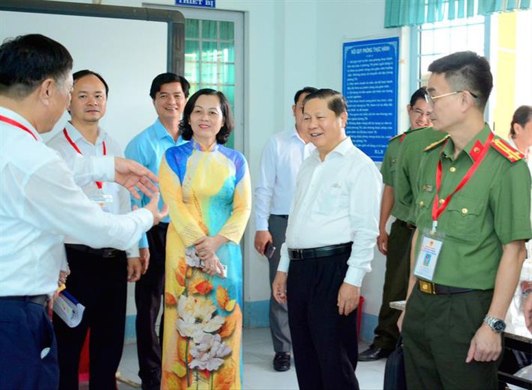 Doan cong tac cua Bo GDDT kiem tra cong tac chuan bi thi tai tinh Vinh Long