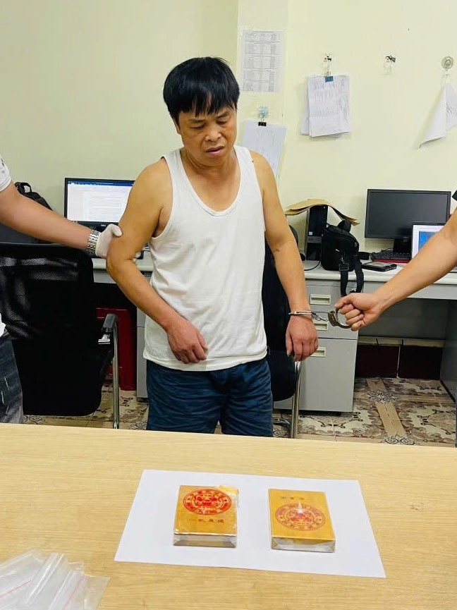 Cao Bằng: Bắt giữ đối tượng vận chuyển 2 bánh heroin qua địa bàn Trùng Khánh 1 Đối tượng Bế Ngọc Đức và tang vật là 2 bánh heroin, tổng trọng lượng 657,73 gram