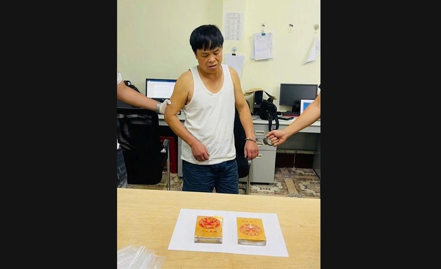 Doi tuong Be Ngoc Duc va tang vat la 2 banh heroin tong trong luong 65773 gram 45566