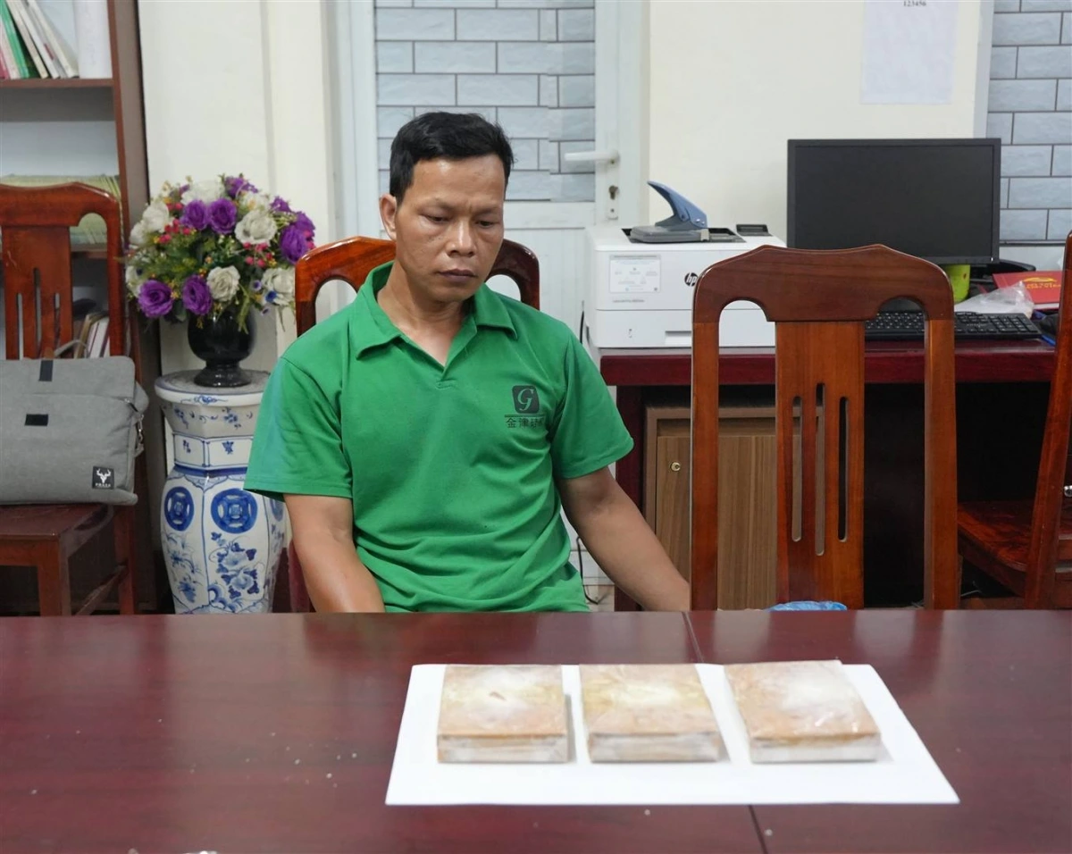 Doi tuong Luu Van Anh cung tang vat la 3 banh heroin tong trong luong 99418 gram. 345566