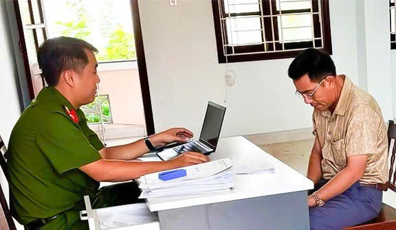 Doi tuong Pham Duy Hanh bi khoi to ve hanh vi san xuat buon ban thuc pham gia. 445466