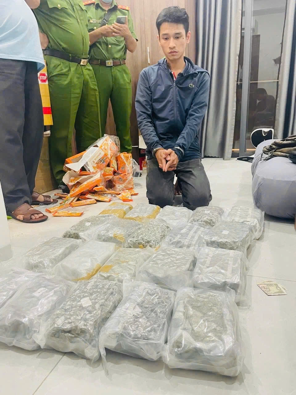 Phá đường dây ma túy liên tỉnh, hải quan thu giữ 30kg cần sa ngụy trang trong bánh kẹo 2 Đối tượng bị bắt giữ và tang vật vụ án.