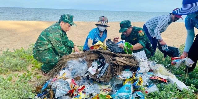 Don sach rac giu moi truong bien trong lanh de bao ve he sinh thai. Anh TL 44566