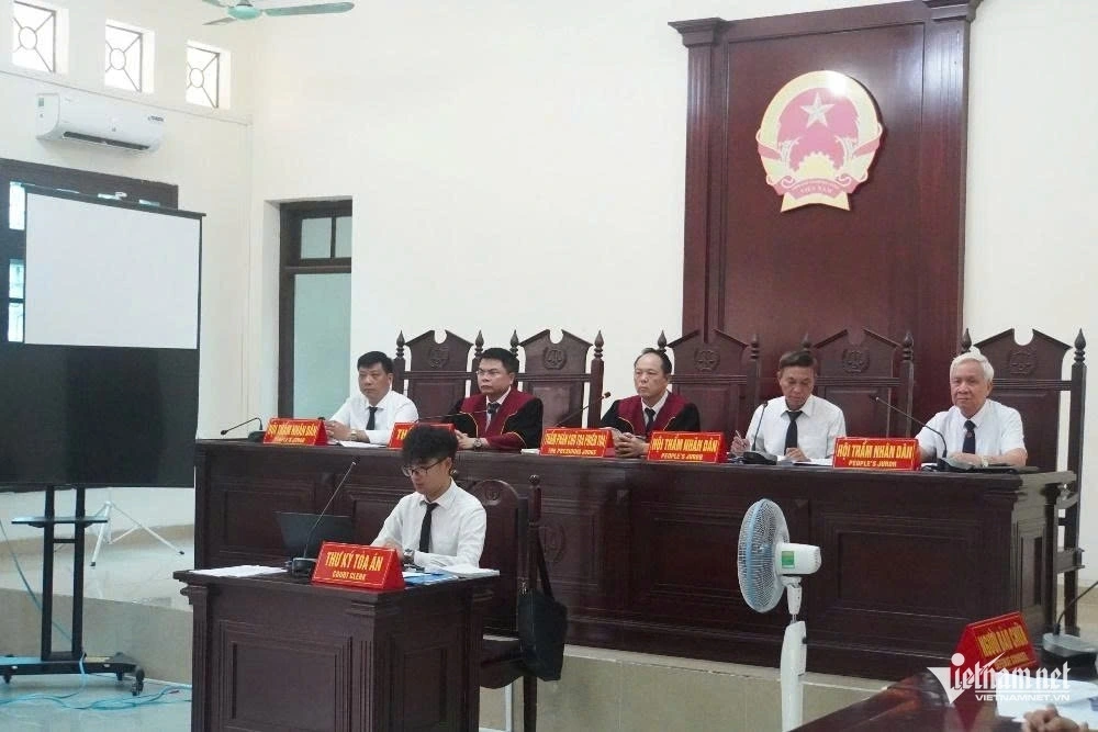 Giang hồ Bình 'đen' lĩnh án 12 năm 6 tháng tù vì tội giết người và hủy hoại tài sản tại Hải Phòng 1 HĐXX tuyên án Bình "đen" và các đồng phạm.