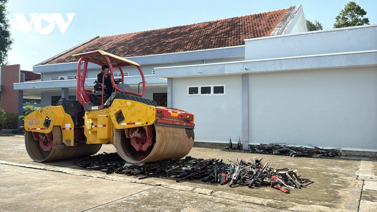 Hàng ngàn vũ khí, vật liệu nổ và công cụ hỗ trợ bị tiêu hủy. 