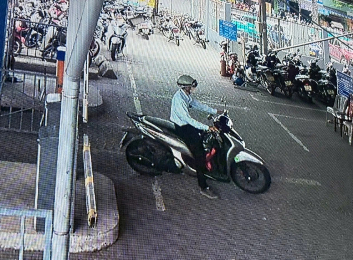 Hinh anh Tran The Anh sau khi trom xe may duoc camera ghi lai. 45566
