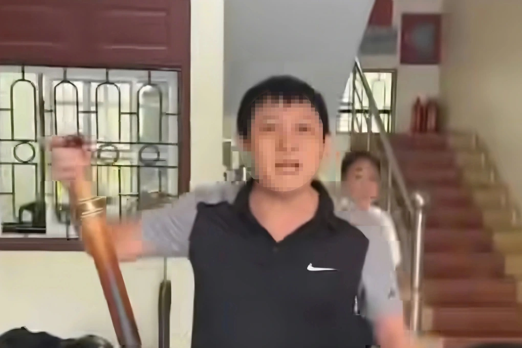 Hinh anh can bo doi thue co loi le thieu chuan muc voi nguoi dan 4545656