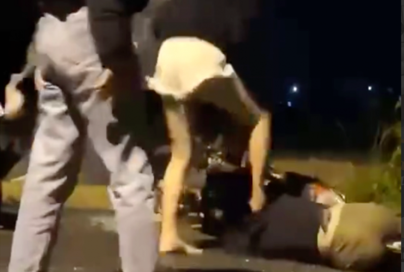 Hinh anh co gai bi nhom doi tuong danh hoi dong