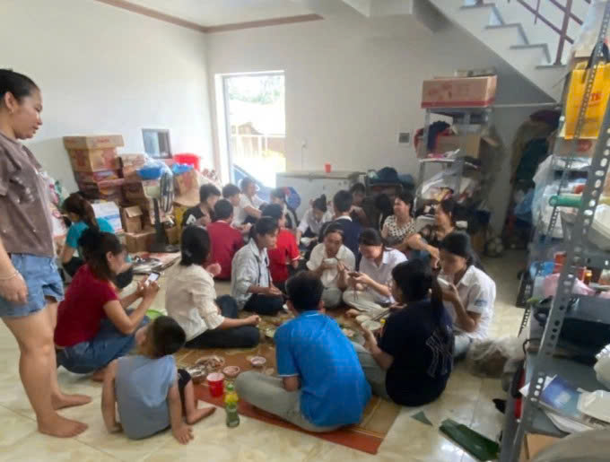 Hoc sinh ngoi quay quan o nha anh Ha trua 36. 343544567
