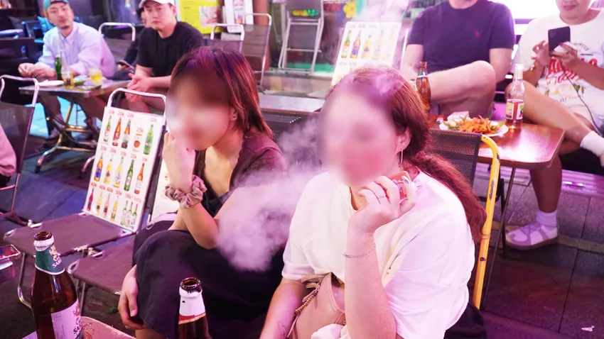 Hut thuoc la dien tu nhieu nam qua da tro thanh so thich cua mot bo phan gioi tre ca nam lan nu