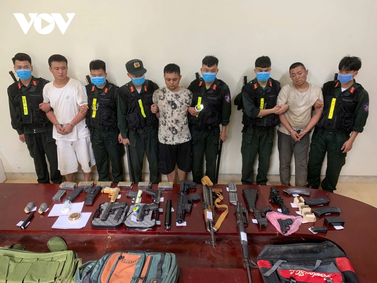 Khoi luong lon vu khi cac doi tuong mang theo duoc thu giu 4356