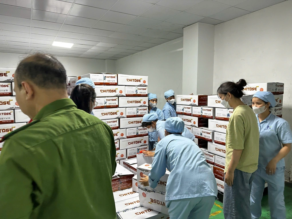 Khởi tố lãnh đạo Công ty Z Holding vì sản xuất sữa bột Hiup giả 1 Lực lượng chức năng khám xét kho hàng của Công ty Z Holding