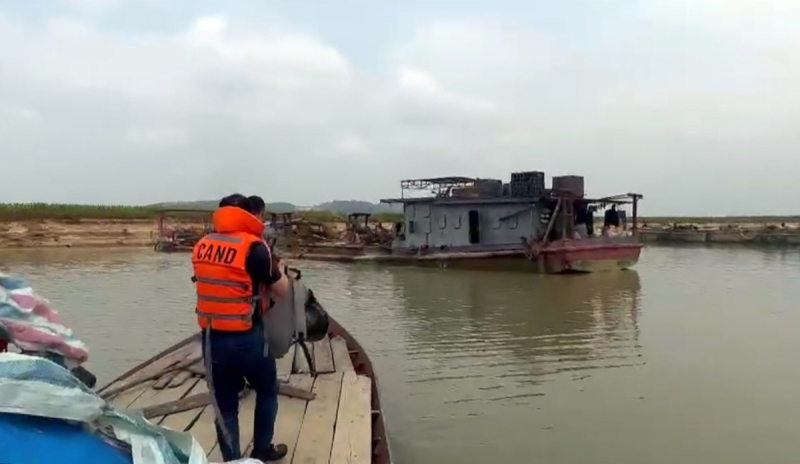 Lật tẩy chiêu trò rửa cát lậu bằng hóa đơn giả, nhóm đối tượng bỏ túi hơn 5 tỷ 1 Lực lượng chức năng kiểm tra, bắt giữ nhiều tàu khai thác cát trái phép.