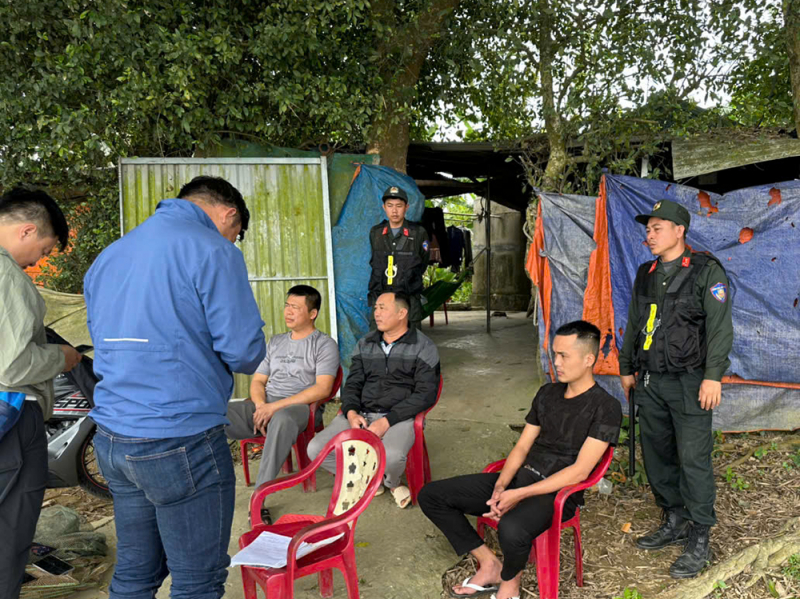 Lật tẩy chiêu trò rửa cát lậu bằng hóa đơn giả, nhóm đối tượng bỏ túi hơn 5 tỷ 3 Lực lượng chức năng làm việc với các đối tượng.